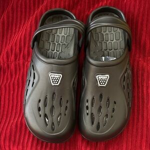 Sporto Black Slip-On Clogs